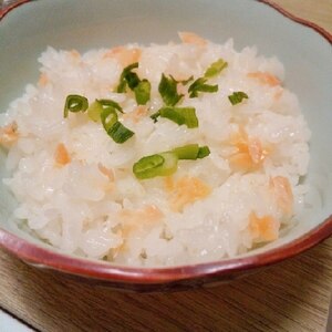 ゴマ油香る♪梅鮭混ぜご飯